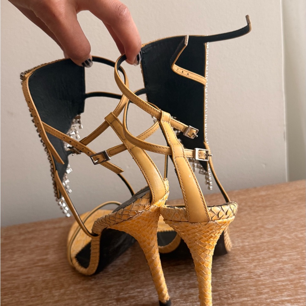 Elegant Gold and Black Women's Heels - Picture 6 of 10